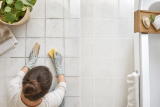 Comment assainir les joints de carrelage de la salle de bain sans les abîmer