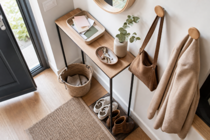 Comment créer une vraie zone de retour à la maison pour déposer clés, courrier, chaussures et sacs sans encombrer l’entrée