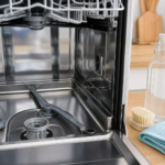 Comment nettoyer un lave-vaisselle qui sent mauvais sans l’abîmer : le guide simple pour retrouver une machine propre