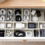 Comment organiser le rangement des câbles et chargeurs à la maison pour ne plus les chercher partout