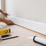 Comment poser une plinthe de finition sur un mur irrégulier sans laisser de jour