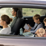 Comment rendre les trajets en voiture plus calmes avec des enfants : jeux, pauses et préparation sans écran