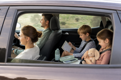 Comment rendre les trajets en voiture plus calmes avec des enfants : jeux, pauses et préparation sans écran