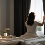 Les erreurs à éviter avec les rideaux occultants et la lumière du matin pour mieux dormir