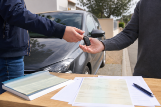 Vendre ou donner sa voiture : quelles démarches administratives faire avant de remettre les clés ?