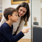 Visiter un musée avec un enfant de 6 à 10 ans : comment préparer une sortie sans ennui ni crise