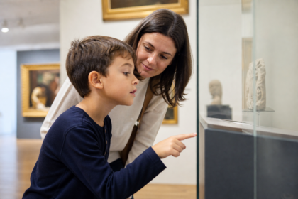 Visiter un musée avec un enfant de 6 à 10 ans : comment préparer une sortie sans ennui ni crise