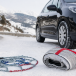 Chaînes neige ou chaussettes pour sa voiture : comment choisir selon vos trajets d’hiver