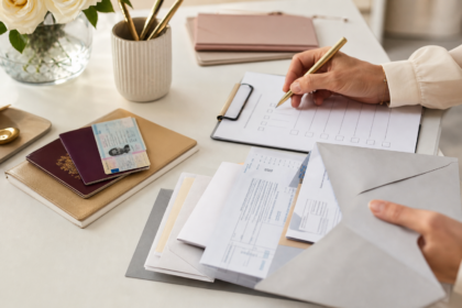 Changer de nom après mariage ou divorce : quelles démarches faire pour mettre à jour ses papiers et ses comptes