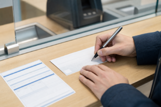 Chèque bancaire : comment l’encaisser, le déposer et éviter les erreurs les plus fréquentes