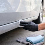 Comment enlever les taches de goudron sur la carrosserie sans abîmer la peinture