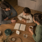 Comment faire un vrai point d’écoute en famille en 10 minutes : la méthode simple pour que chacun parle sans être interrompu