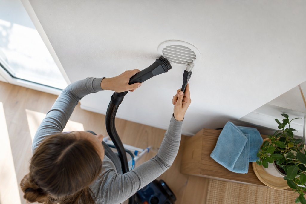 Comment nettoyer efficacement les grilles d’aération et bouches VMC de la maison sans les démonter entièrement — illustration 1