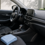 Comment nettoyer et protéger les plastiques intérieurs de sa voiture sans laisser de film gras