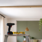 Comment poser un tasseau au plafond pour suspendre un rideau léger, une plante ou un petit luminaire
