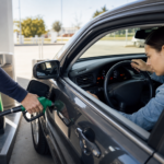 Odeur d’essence, surconsommation ou démarrage difficile : comment repérer un carburant de mauvaise qualité sans démonter sa voiture