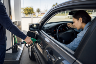 Odeur d’essence, surconsommation ou démarrage difficile : comment repérer un carburant de mauvaise qualité sans démonter sa voiture