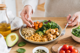 Repas à index glycémique bas : comment composer une assiette rassasiante et éviter le pic de faim sans régime strict
